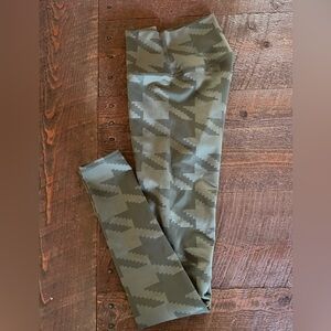 ALO Yoga Women’s Green Houndstooth Leggings